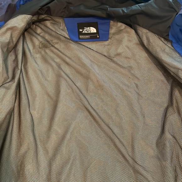 The North Face Rain Jacket 🔥🔥🥶 - Picture 3 of 7